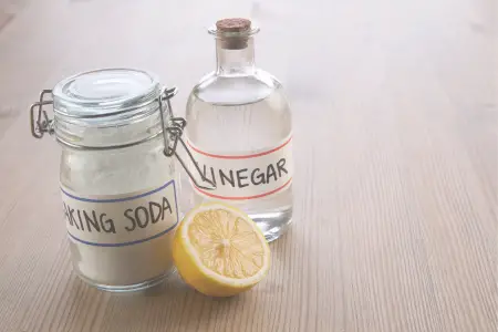 Baking soda and vinegar for non-toxin cleaning