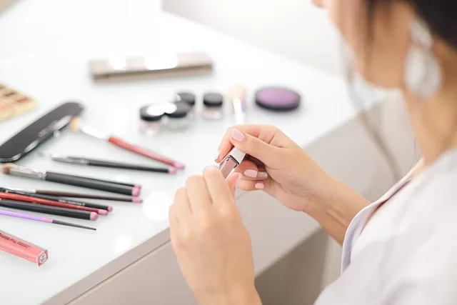 a woman prepping her makeup products including some of the best non-comedogenic makeup items.